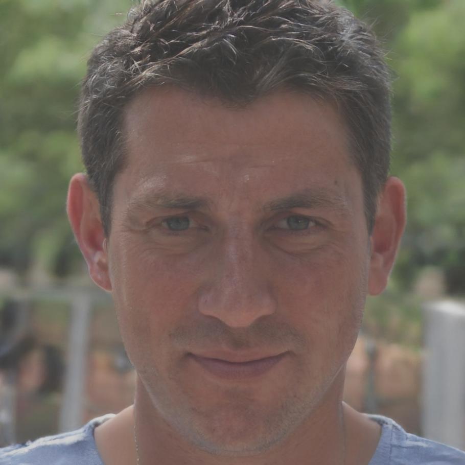 Carlos Mendez, analista financiero senior