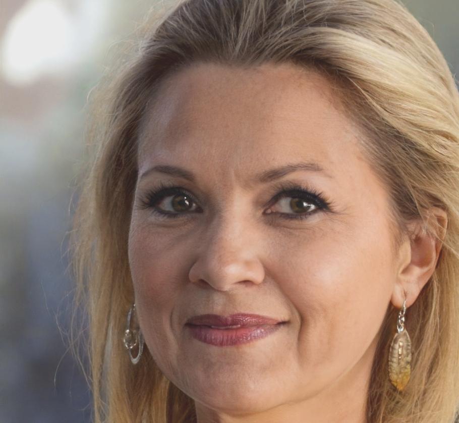 Elena Rodriguez, directora financiera